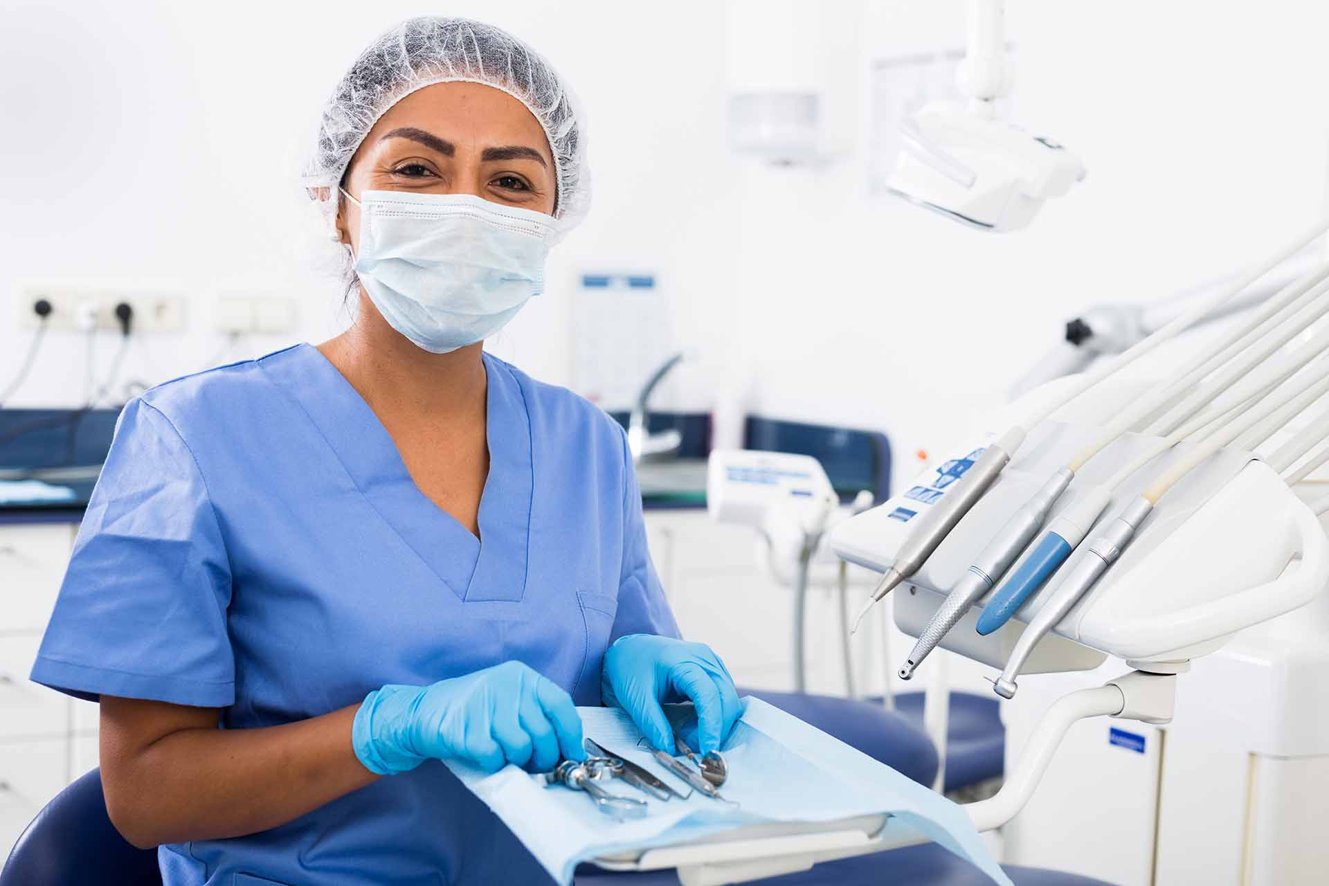 dental-assistant-working