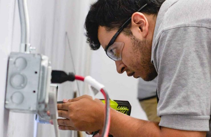 The Pros & Cons of Becoming an HVAC Technician - UEI College